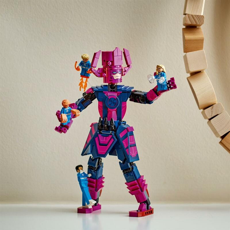 Конструктор LEGO Super Heroes Фантастическая четверка против Галактуса: фигурка для складывания (76316)